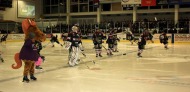 Pom'Pommette and the professional hockey players from Caen - 16 January 2014 - ©Comité d'Organisation Normandie 2014